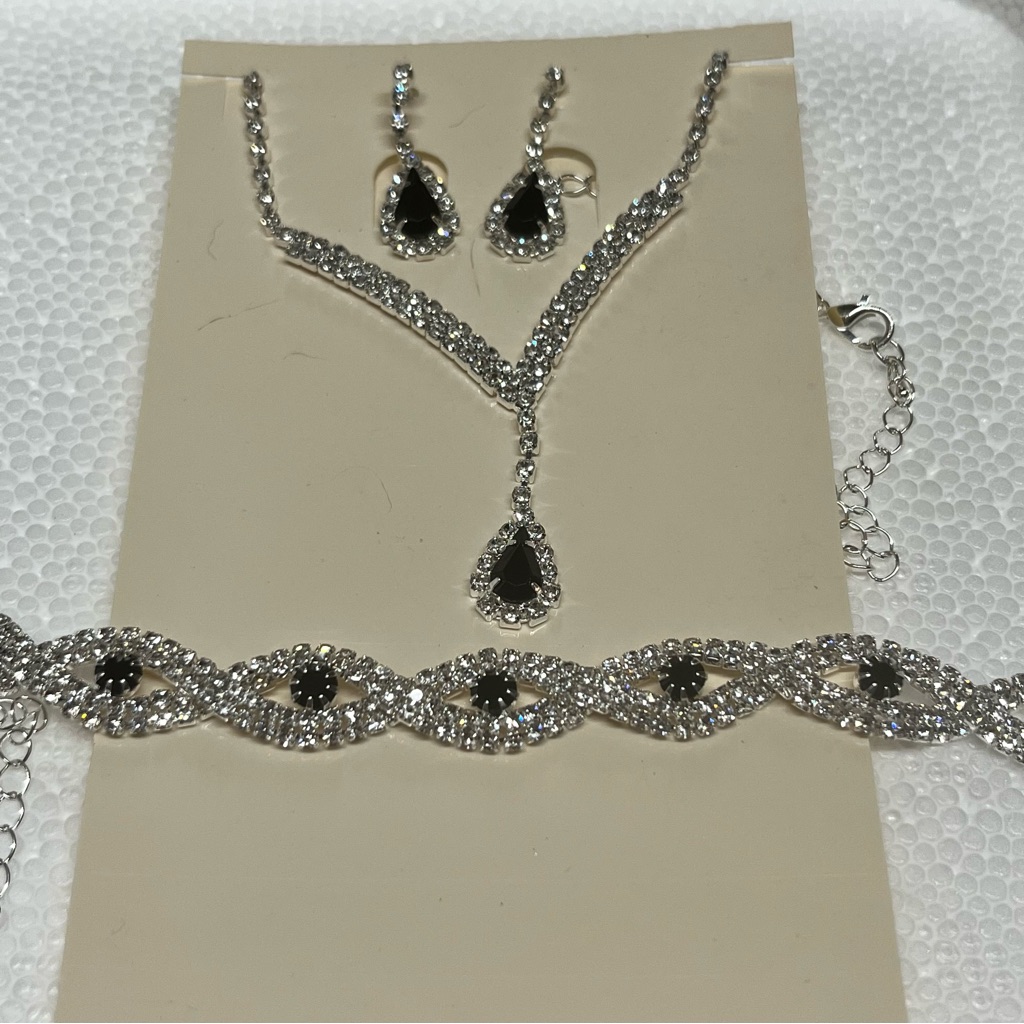Dazzling Silver And Black Necklace Set